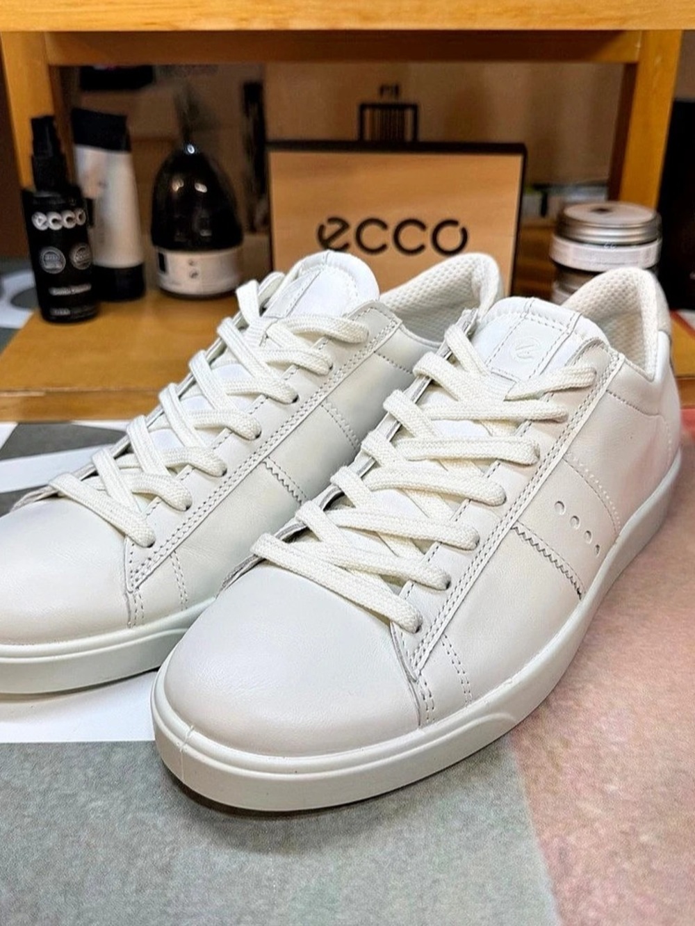 ECCO Street Lite Sneaker Women’s White Leather Sneakers US 10-10.5 NIB